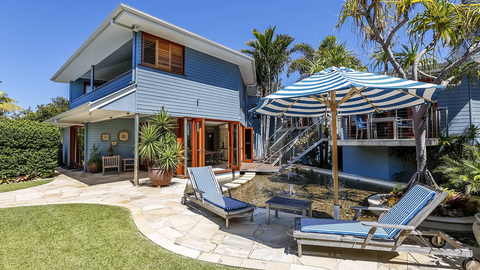 4 Bedroom Luxury Oceanfront Holiday Home  in Byron  Bay  